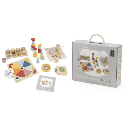 Conjunto educativo de madeira com várias peças coloridas e embalagem com pega da marca PolarB