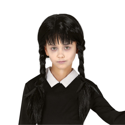 Menina com cabelo preto em tranças e vestido preto com gola branca