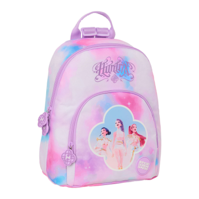 Mochila infantil lilás com bolso frontal decorado com personagens animadas e texto K-POP DEMON HUNTERS.