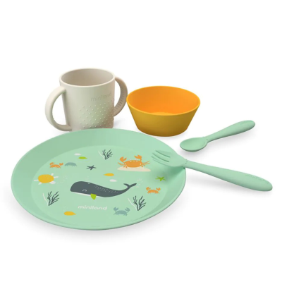Conjunto de utensílios infantis Miniland em fundo branco
