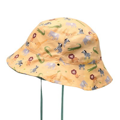Chapéu infantil amarelo com estampado de animais coloridos e tiras verdes.