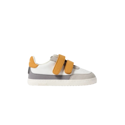 Tênis infantil branco com tiras de velcro mostarda e detalhes cinzentos
