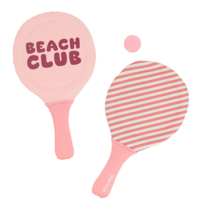Dupla de raquetes de praia cor-de-rosa, uma com texto BEATCH CLUB e outra com riscas rosa e branca, com bola cor de rosa