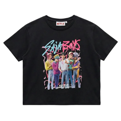 T-shirt preta com estampa colorida de personagens K-pop e texto SAJA BOYS K POP DEMON HUNTERS