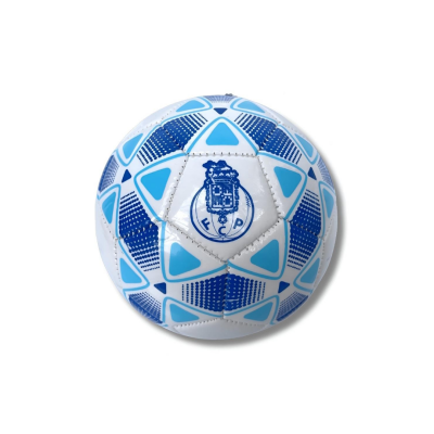 Bola de futebol branca com padrão azul e emblema do F.C.P.