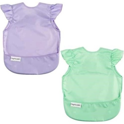 Dois babetes de criança, lilás e verde, com mangas frisadas e bolso frontal.