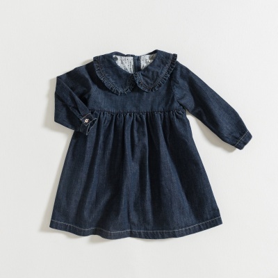 Vestido de ganga azul escuro para criança com gola com folho e mangas compridas