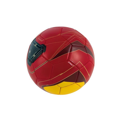 Bola de futebol vermelha, amarela e preta com padrão geométrico