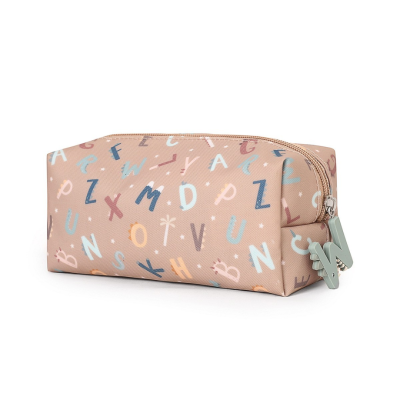 Estojo retangular rosa claro com letras coloridas e fecho branco