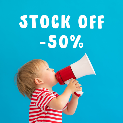 Menino com megafone a anunciar promoção de 50% de desconto