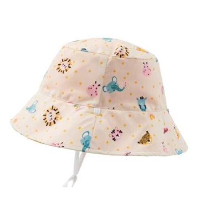 Chapéu de tecido bege com padrão animal infantil e cordão branco.