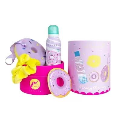 Conjunto de produtos de banho em embalagem rosa e lilás com desenhos de donuts