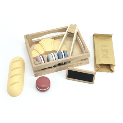 brinquedo de madeira com pães, macarons e etiqueta
