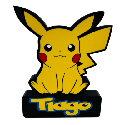Figura decorativa do Pikachu amarelo com base preta e nome Tiago