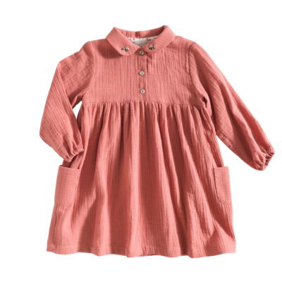 Vestido infantil rosa coral com mangas compridas, colarinho bordado e bolsos
