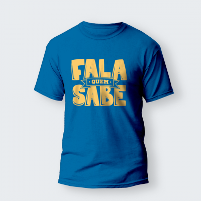 T-shirt azul com a frase 'FALA QUEM SABE' em amarelo