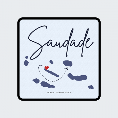 Azulejo quadrado azul claro com texto 'Saudade' e ilustrações de ilhas, coração e avião.