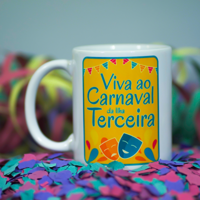 Caneca branca com texto e decoração colorida sobre confetes