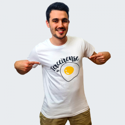 T-shirt branca com desenho de ovo estrelado amarelo e texto preto