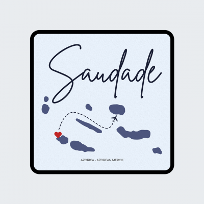 Azulejo branco com a palavra 'Saudade' e mapa das Ilhas Açores em azul com avião e coração vermelho.