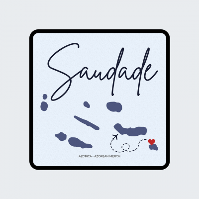 Quadrado azul claro com contorno preto contendo texto 'Saudade', ilhas azuis, avião preto, linha pontilhada e coração vermelho