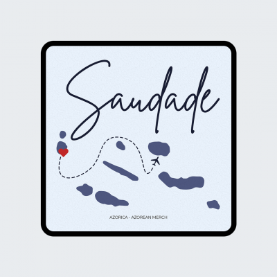 Artigo de merchandise com texto 'Saudade' e mapa dos Açores com coração vermelho e avião.