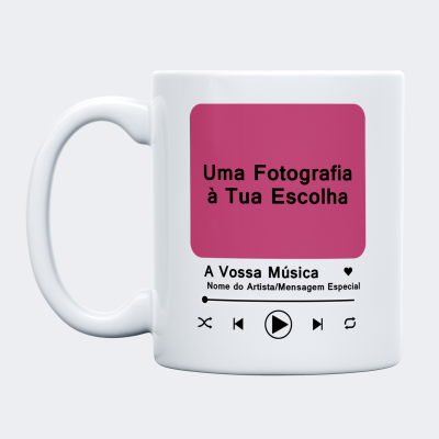 Caneca branca com design de ecrã musical e texto personalizado em português.