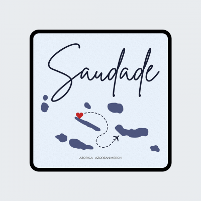 Produto com texto 'Saudade', mapa azul e coração vermelho com texto 'AZORICA - AZOREAN MERCH'