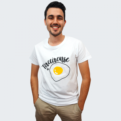 Homem com t-shirt branca estampada com ovo estrelado e texto 'Torcireinse'