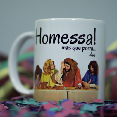 Caneca branca com design colorido e texto 'Homessa! mas que porra... Jam'