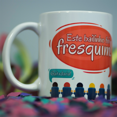 Caneca branca com texto e ilustração colorida