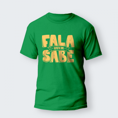 Camiseta verde com impressão de texto amarelo