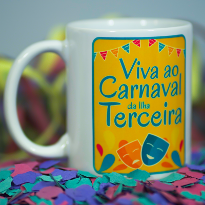 Copo branco com texto colorido e decoração de Carnaval em meio a confetes