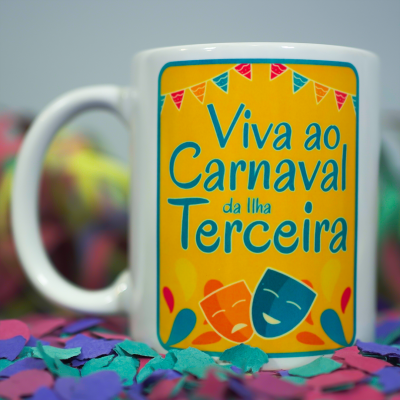 Caneca branca com design colorido de Carnaval da Ilha Terceira