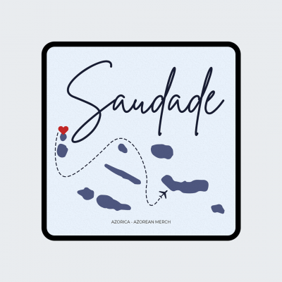 Design quadrado azul claro com texto 'Saudade' e ilustrações de ilhas, avião e coração vermelho