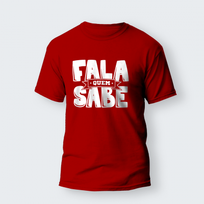 T-shirt vermelha com texto branco e vermelho 'FALA QUEM SABE'