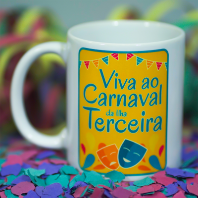 Caneca branca com texto colorido e decoração de Carnaval