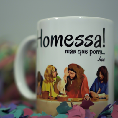 Caneca branca com ilustração colorida e texto em preto