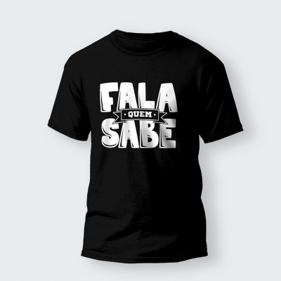 T-shirt preta com texto branco 'FALA QUEM SABE'