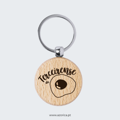 Porta-chaves redondo de madeira com gravação 'Terceirense de' e desenho de um olho de ovo