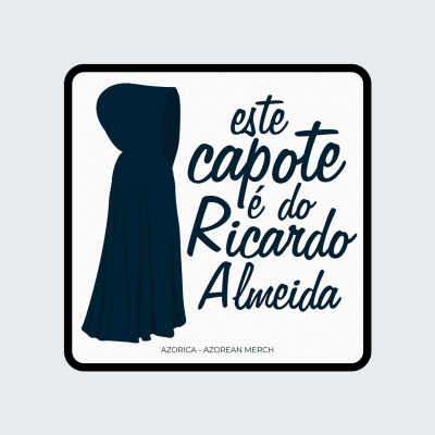 Capa azul escura com capuz e texto 'este capote é do Ricardo Almeida' sobre fundo branco com borda preta