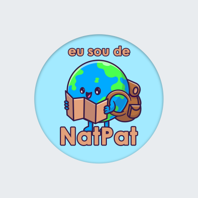 Selo redondo azul com desenho da Terra com mapa e mochila e texto 'eu sou de NatPat'