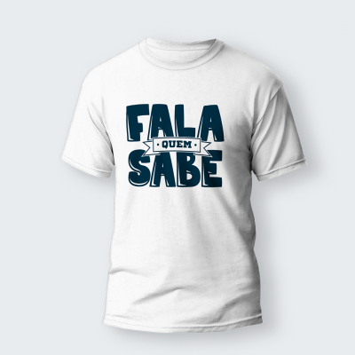 T-shirt branca com texto azul escuro FALA QUEM SABE