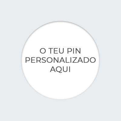 Fundo branco com texto 'O TEU PIN PERSONALIZADO AQUI' em preto