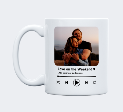 Caneca branca com foto de casal e texto de música preta