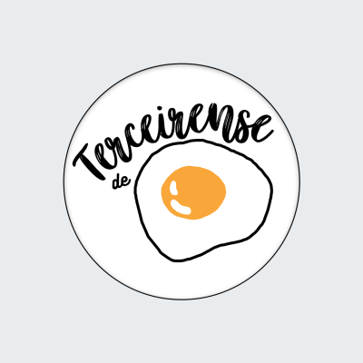 Desenho de ovo estrelado com texto Terceirense de em fundo branco