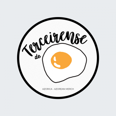 Logótipo redondo com desenho de ovo estrelado e texto Terceirense de AZORICA - AZOREAN MERCH