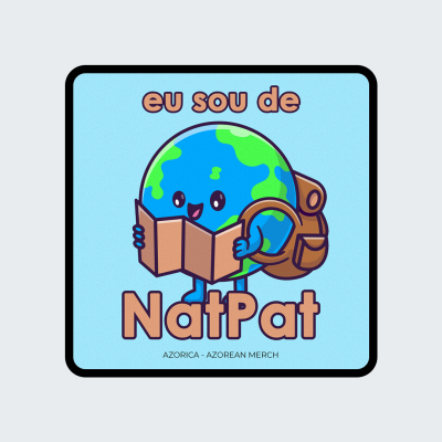 Desenho animado da Terra com mochila lendo um mapa e texto 'eu sou de NatPat'