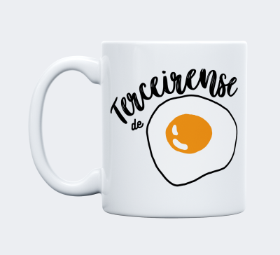 Caneca branca com desenho de ovo estrelado e texto Terceirense de