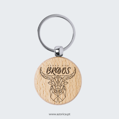 Porta-chaves redondo em madeira clara com gravura de touro e texto
